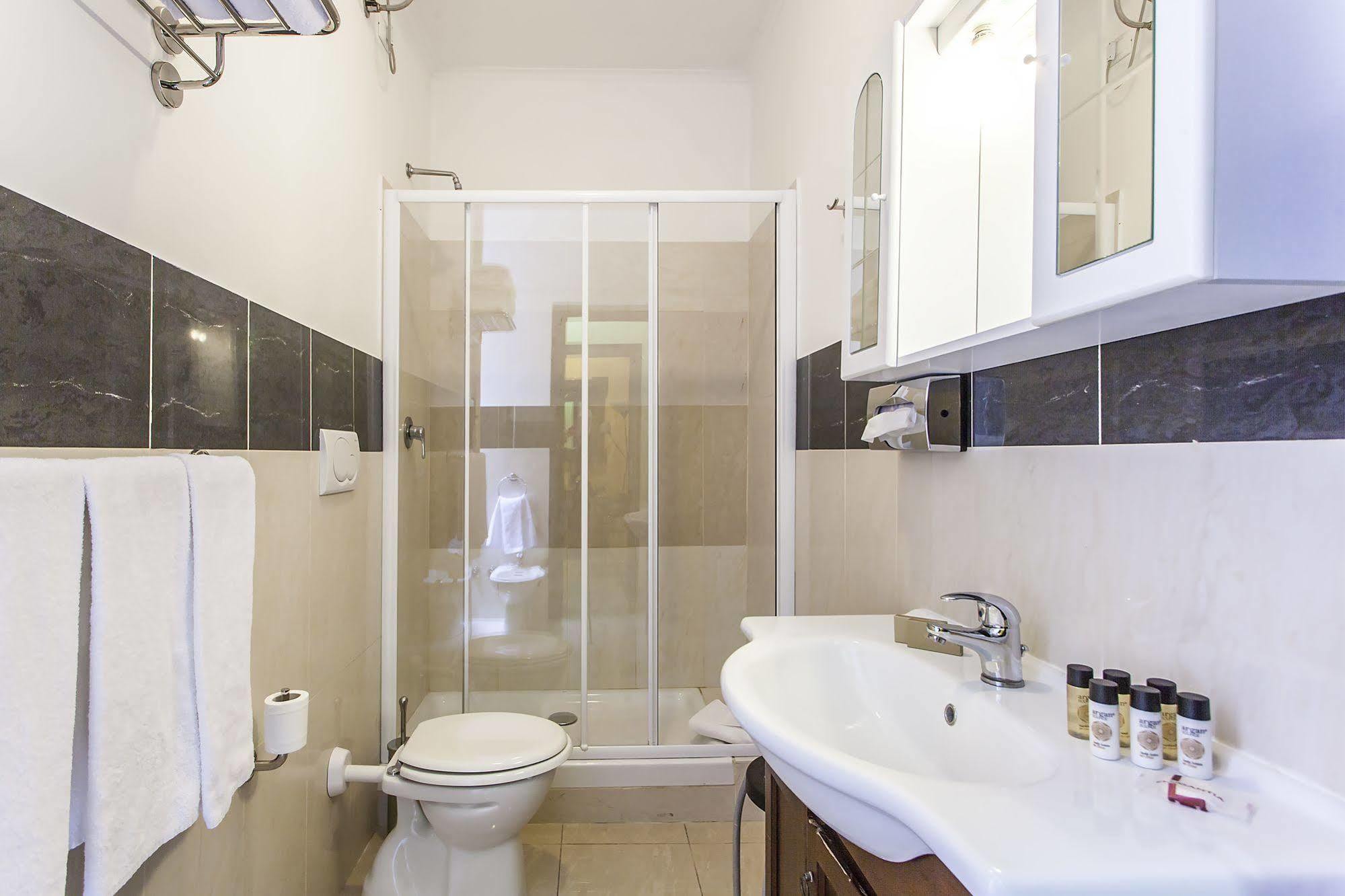 Hotel Regina Giovanna Roma Esterno foto