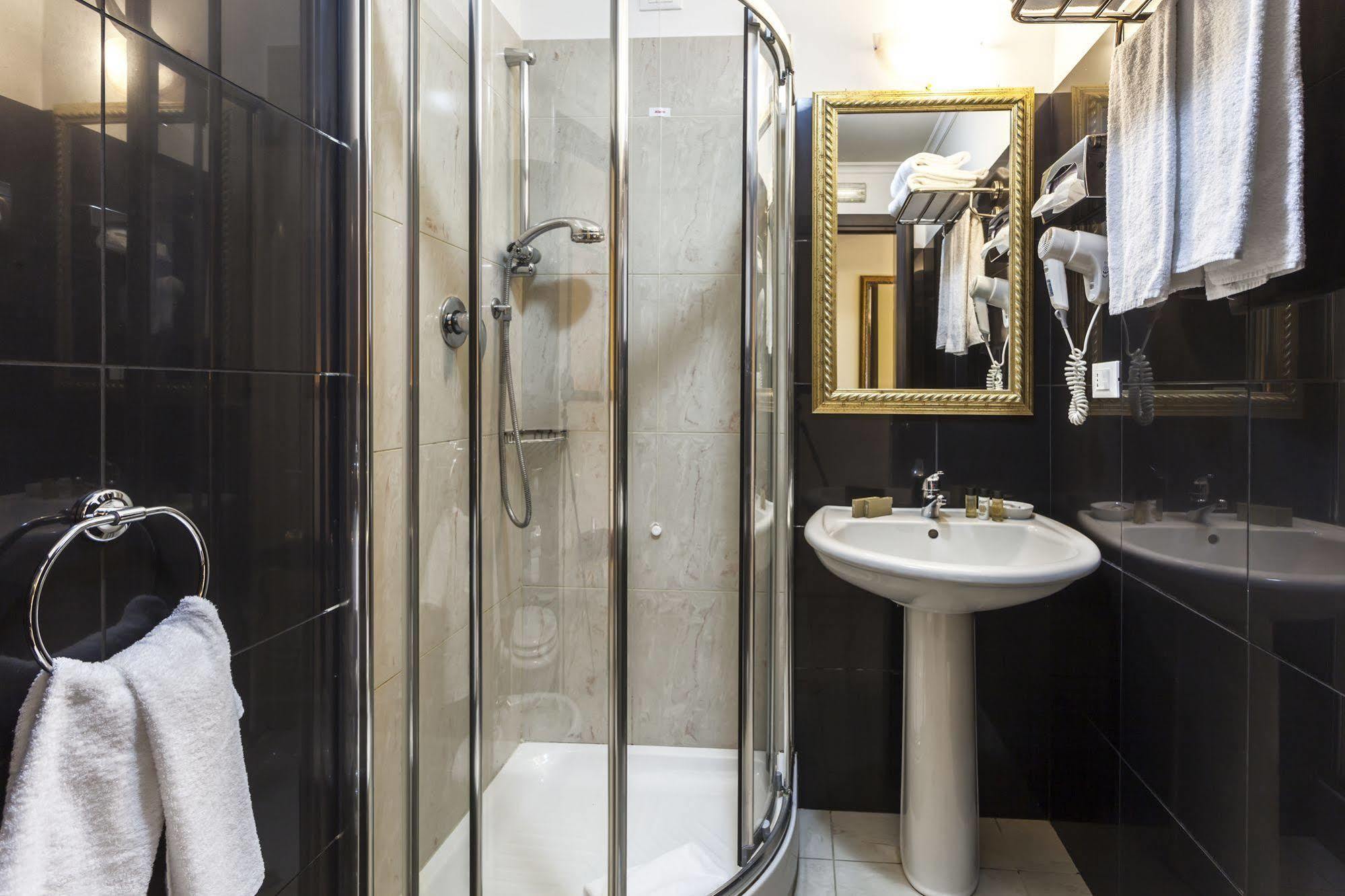 Hotel Regina Giovanna Roma Esterno foto